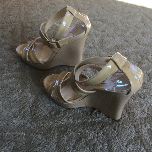 JIMMY CHOO Nude Patent Wedges - Picture 5 of 11